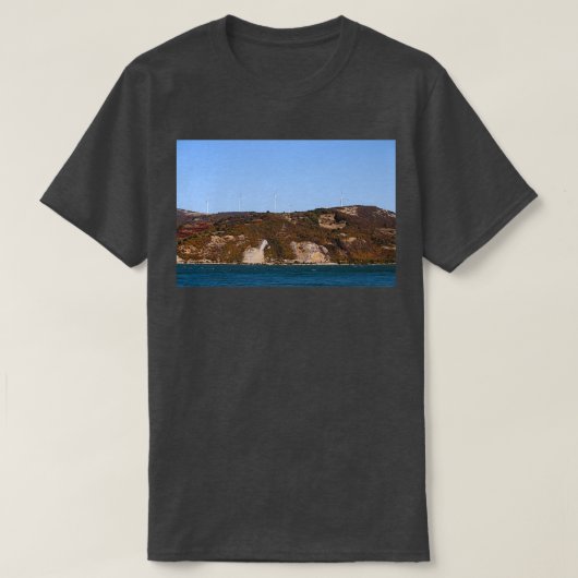丘の風景の上の風力タービン Tシャツ (デザイン正面)