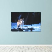 丘の麓の灰色のオオカミ、カニスループス キャンバスプリント (インサイチュ (ウッドフロア))