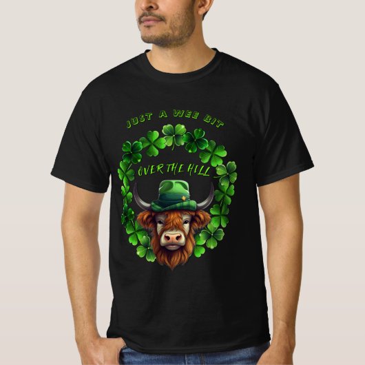丘を少し超えた緑の雄牛とクローバー Tシャツ (正面)