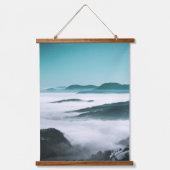 丘、霧、木の層 吊り下げ型タペストリー (正面)