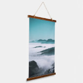 丘、霧、木の層 吊り下げ型タペストリー (傾斜あり)