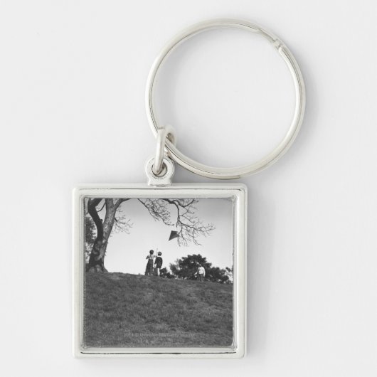 丘B&Wの凧を飛ばしている2人の男の子 キーホルダー (正面)