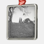 丘B&Wの凧を飛ばしている2人の男の子 メタルオーナメント (左)