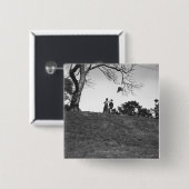 丘B&Wの凧を飛ばしている2人の男の子 缶バッジ (正面&裏面)