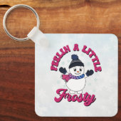 両性の旗の色にスカーフを付けたかわいい雪だるま キーホルダー (正面)