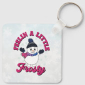 両性の旗の色にスカーフを付けたかわいい雪だるま キーホルダー (裏面)