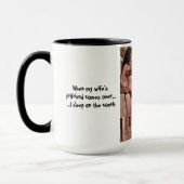 両性妻 – 彼女のガールフレンドの訪問 マグカップ (左)