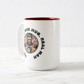 両手でコーヒーを飲むのが大好きな男性 ツートーンマグカップ (正面左)