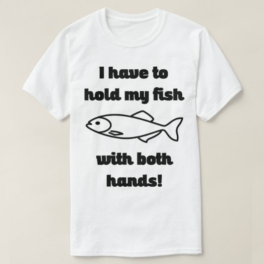両手で魚を抱え魚釣り Tシャツ (デザイン正面)