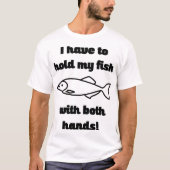 両手で魚を抱え魚釣り Tシャツ (正面)