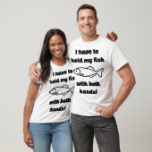 両手で魚を抱え魚釣り Tシャツ (ユニセックス)