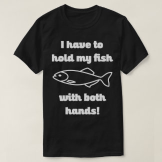 両手で魚を持おもしろい魚釣りT Tシャツ