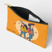 両手を持つカップルの歩くの秋 アクセサリーポーチ (見開き)