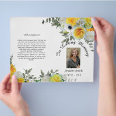 両折り黄色のバラの葬儀プログラム チラシ (手)