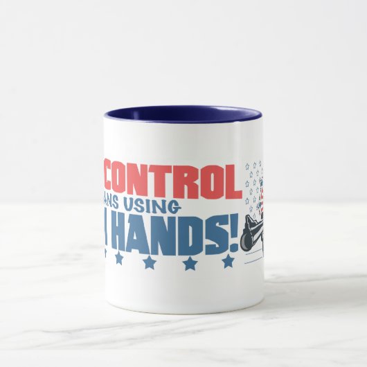 両方の手プロ銃のギアを使用して銃砲規制の平均 マグカップ (中央)