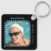 両面2枚の写真の名前(黒い青) キーホルダー (裏面)