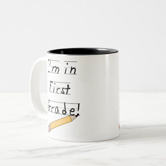 並べられた紙および鉛筆の一学年 ツートーンマグカップ (正面左)