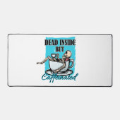 中に死んでいるがカフェイン入りコーヒー愛のスケルトン デスクマット (正面)