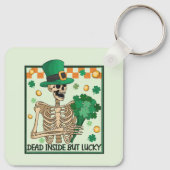 中に死んでいるが幸運なSt patricks キーホルダー (裏面)