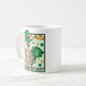 中に死んでいるが幸運なSt patricks コーヒーマグカップ (正面左)