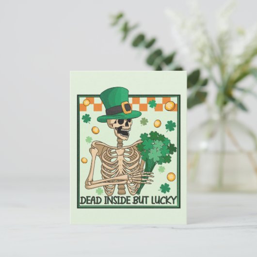 中に死んでいるが幸運なSt patricks ポストカード (スタンド正面)