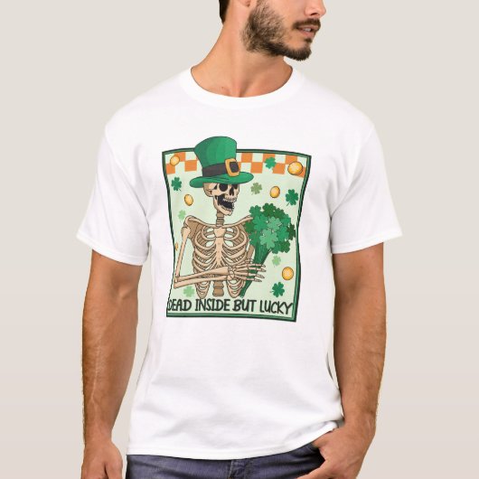 中に死んでいるが幸運なSt patricks Tシャツ (正面)