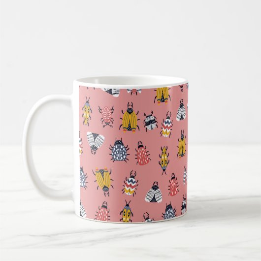 中に虫や甲虫が入った継ぎ目のない子どもの柄 コーヒーマグカップ (左)