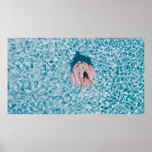 中の水の体に囲まれたピンクのブイの女性 ポスター (正面)