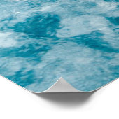 中の水の体に囲まれたピンクのブイの女性 ポスター (角)