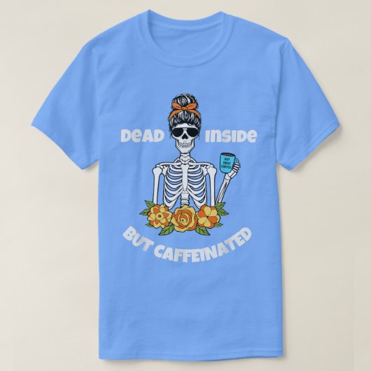 中はおもしろい死んでいるがカフェイン入りの骨格のギフト Tシャツ (デザイン正面)