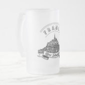中世の修道院モン·サン·ミシェル。フランス。 フロストグラスビールジョッキ (正面左)