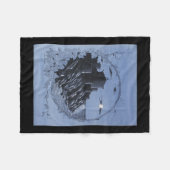 「中世の城の青」 フリースブランケット (正面(横))