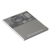 中世の墓石にラテン語が貼られている ノートパッド (アングル)