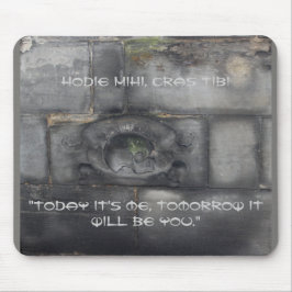 中世の墓石にラテン語が貼られている マウスパッド