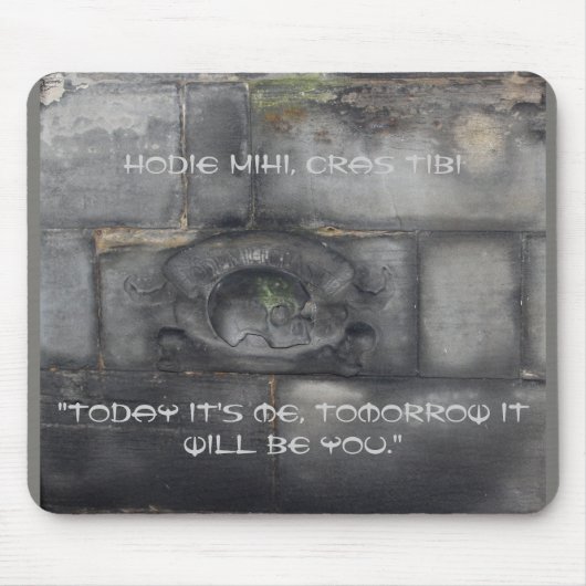 中世の墓石にラテン語が貼られている マウスパッド (正面)