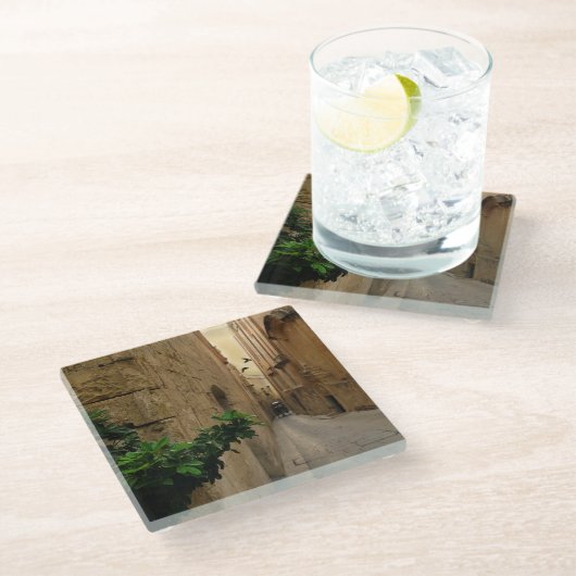 中世の狭い通り背の高い建物とコーチ ガラスコースター (アングル)