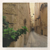 中世の狭い通り背の高い建物とコーチ ガラスコースター (正面)