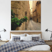 中世の狭い通り背の高い建物とコーチ キャンバスプリント (インサイチュ (寝室))