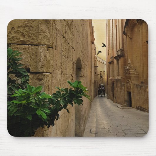 中世の狭い通り背の高い建物とコーチ マウスパッド (正面)