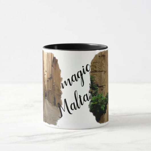 中世の狭い通り背の高い建物とコーチ マグカップ (中央)