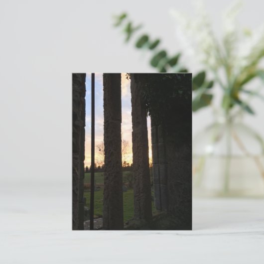 中世の窓の跡を通る夕日 ポストカード (スタンド正面)