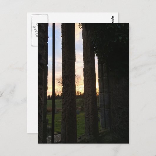 中世の窓の跡を通る夕日 ポストカード (正面/裏面)