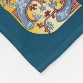 中世の青と赤のツタのライトレターJ フリースブランケット (角)