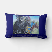 中世の騎士が馬に乗り込む写真 ランバークッション (裏面)