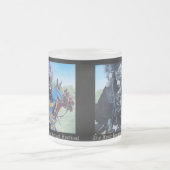 中世の騎士が馬を馬に乗り継ぐ フロストグラスマグカップ (中央)