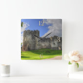 中世のChepstow Castle Monmoutshire，ウェールズ，英国 スクエア壁時計 (ホーム)