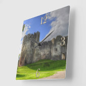 中世のChepstow Castle Monmoutshire，ウェールズ，英国 スクエア壁時計 (傾斜)
