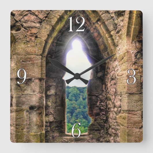 中世のChepstow Castle Monmoutshire，ウェールズ，英国 スクエア壁時計 (正面)