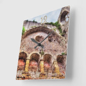 中世のChepstow Castle Monmoutshire，ウェールズ，英国 スクエア壁時計 (傾斜)