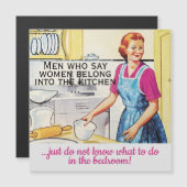 中世紀のヴィンテージおもしろい女性がキッチンに入る (正面/裏面)